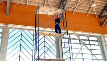 体育館あるある？バスケゴール昇降ウインチがロック！原因はワイヤーの「強引き」でした